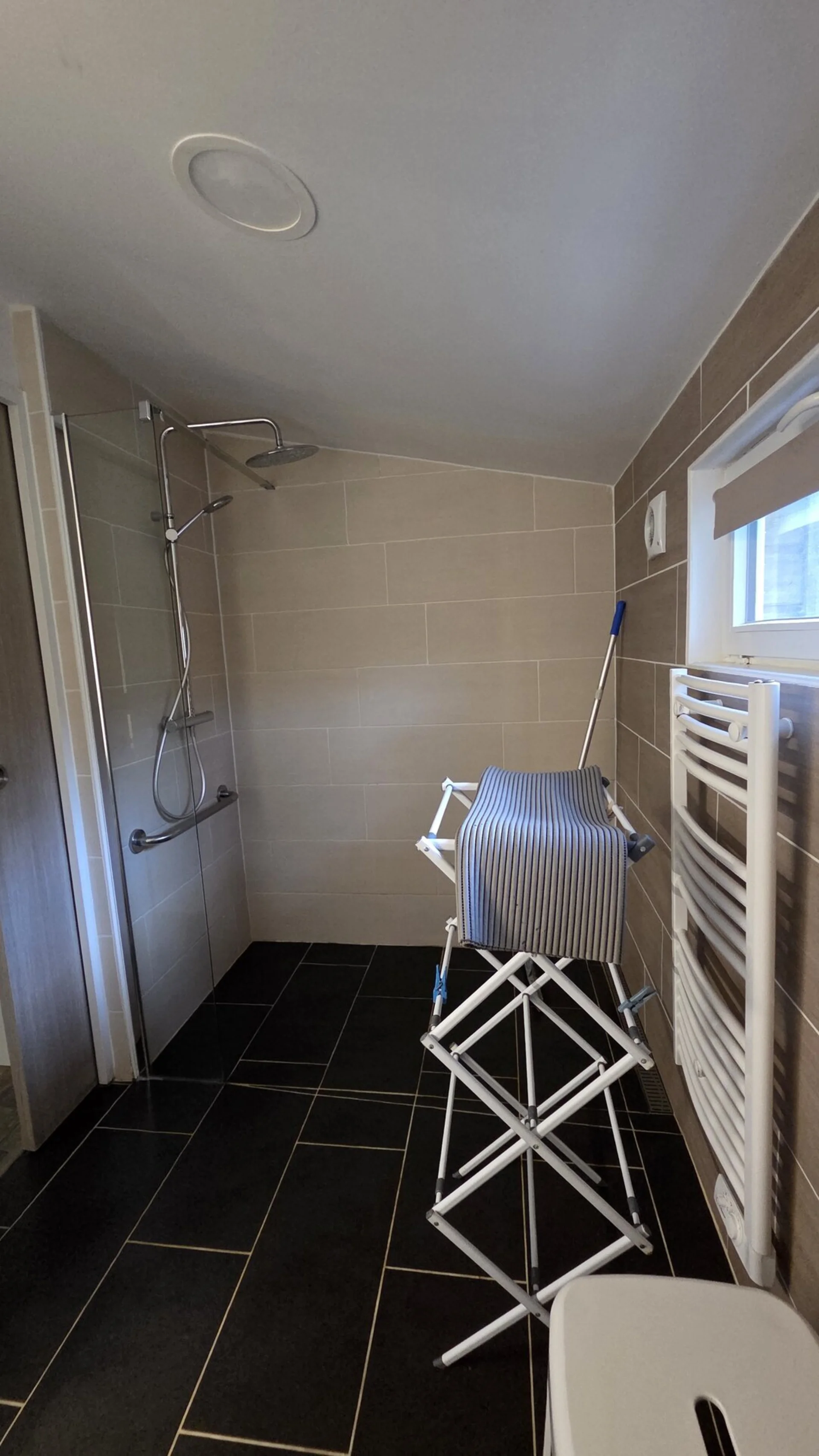 Équipements haut de gamme chambre émeraude - Domaine de l'Entre-Deux Plévenon Bretagne