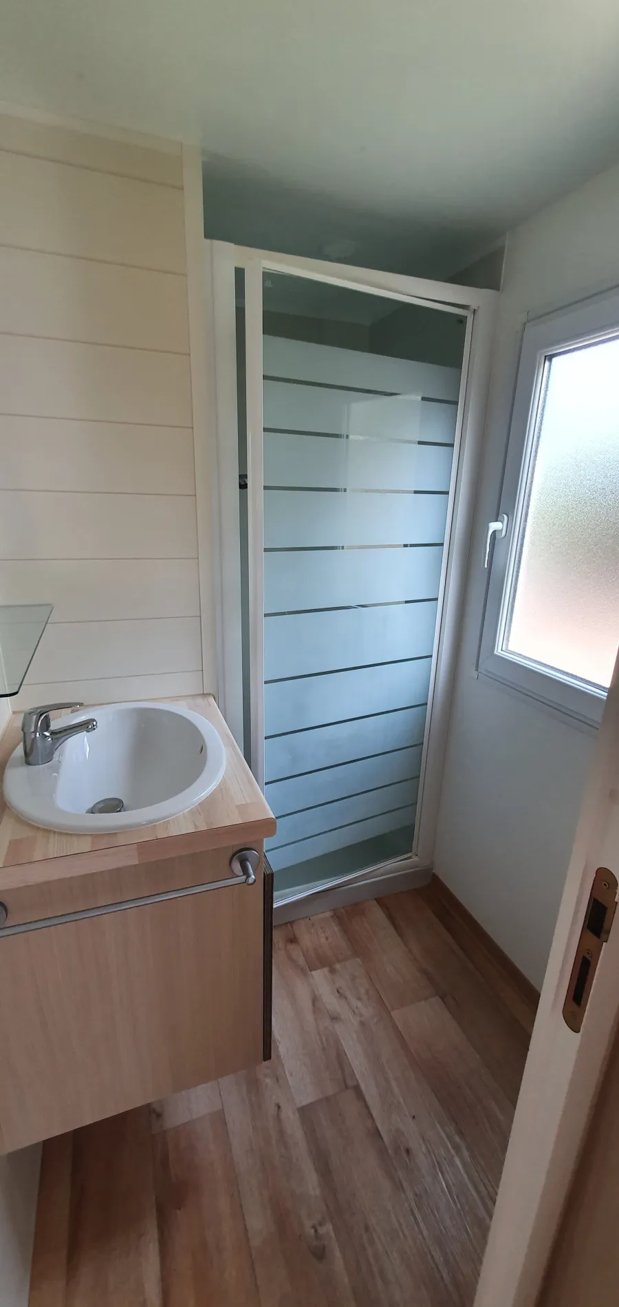 Salle de bain privative avec douche dans l'hébergement familial du Domaine de l'Entre-Deux