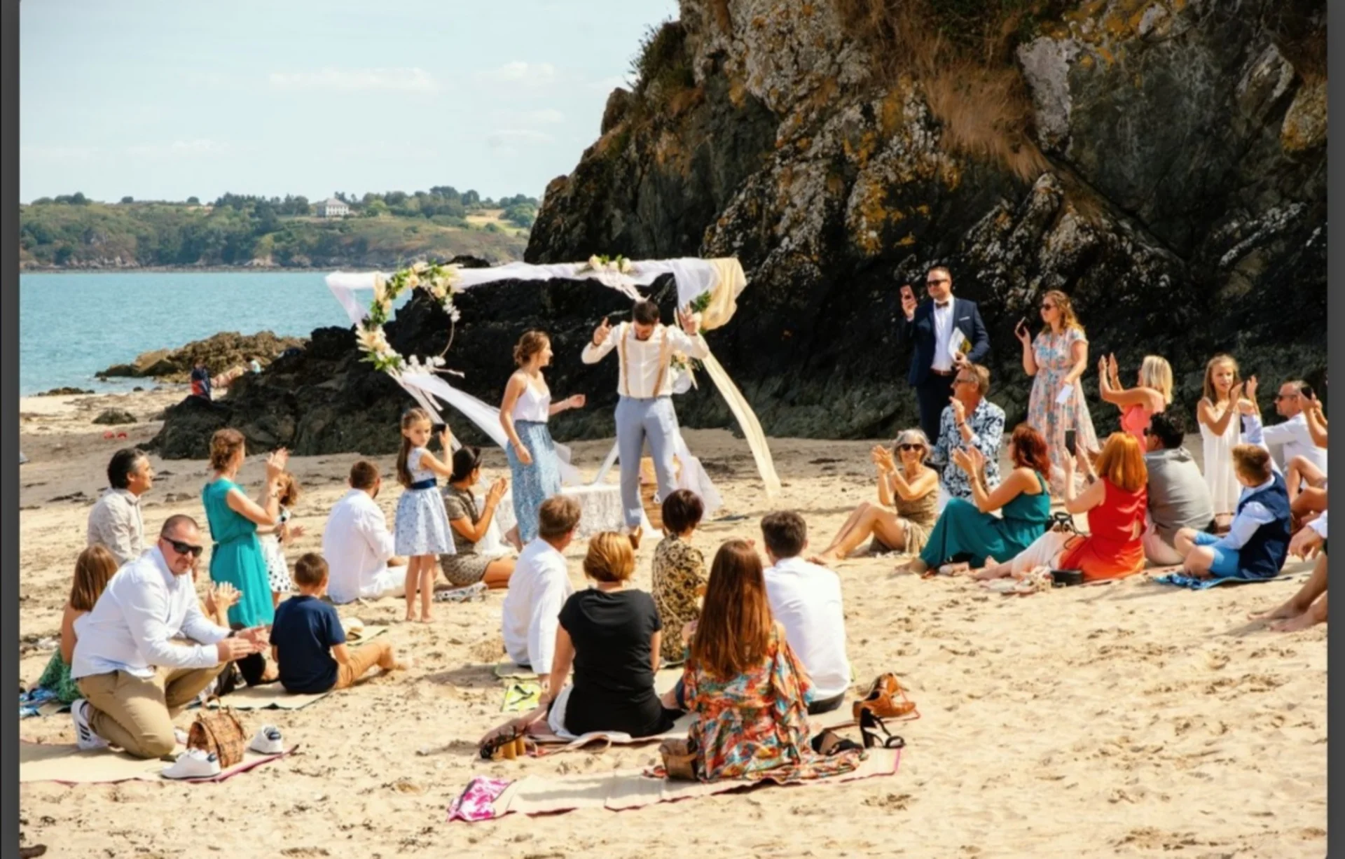 Couple de maries sur la plage avec invites lors d'une ceremonie laique en Bretagne - Domaine de l'Entre-Deux Plevenon Bretagne