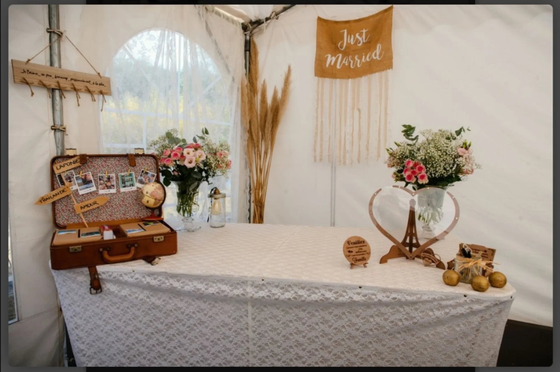 Table Just Married avec decoration boheme, valise vintage, fleurs et herbes de la pampa - Domaine de l'Entre-Deux Plevenon Bretagne